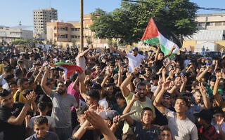 פלסטינים בעזה מפגינים נגד שלטון חמאס, 30 ביולי 2023 (צילום: AP) פלסטינים בעזה מפגינים נגד שלטון חמאס, 30 ביולי 2023 (צילום: AP)