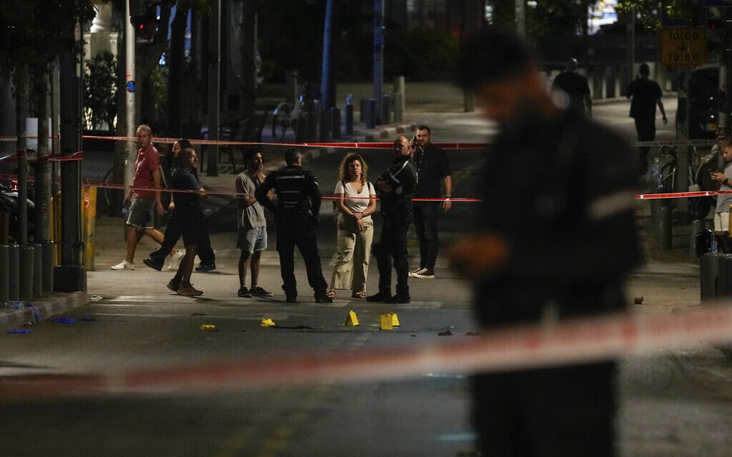 שוטרים בזירת הפיגוע בתל אביב, 5 באוגוסט 2023 (צילום: AP Photo/Maya Alleruzzo)