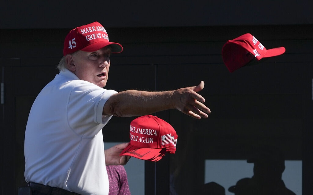  דונלד טראמפ מחלק כובעים בטורניר גולף בניו ג&#039;רזי, 13 באוגוסט 2023 (צילום: AP Photo/Seth Wenig)