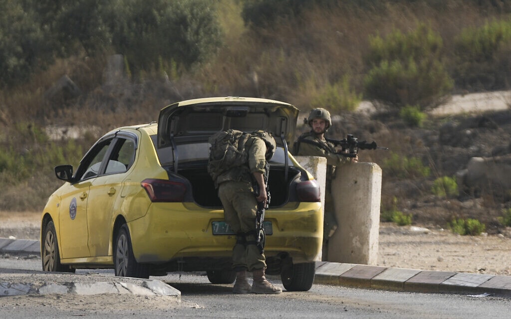 חיילי צה&quot;ל בודקים רכב פלסטיני באזור חווארה, 19 באוגוסט 2023 (צילום: AP Photo/Nasser Nasser)
