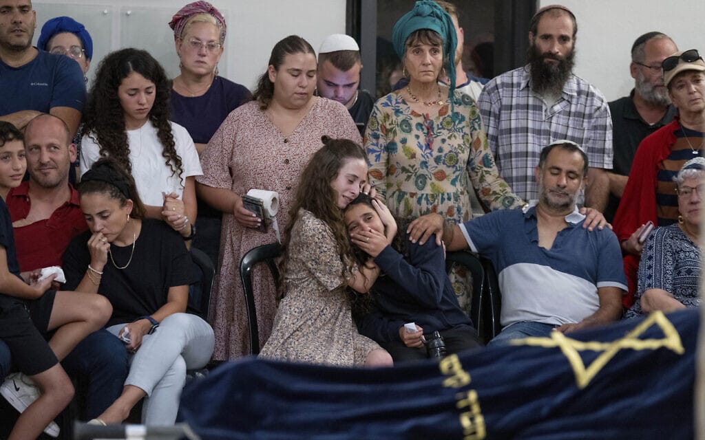 לווייתה של בת שבע ניגרי, שנרצחה בפיגוע בהר חברון, 21 באוגוסט 2023 (צילום: (AP Photo/Ohad Zwigenberg)) לווייתה של בת שבע ניגרי, שנרצחה בפיגוע בהר חברון, 21 באוגוסט 2023 (צילום: (AP Photo/Ohad Zwigenberg))