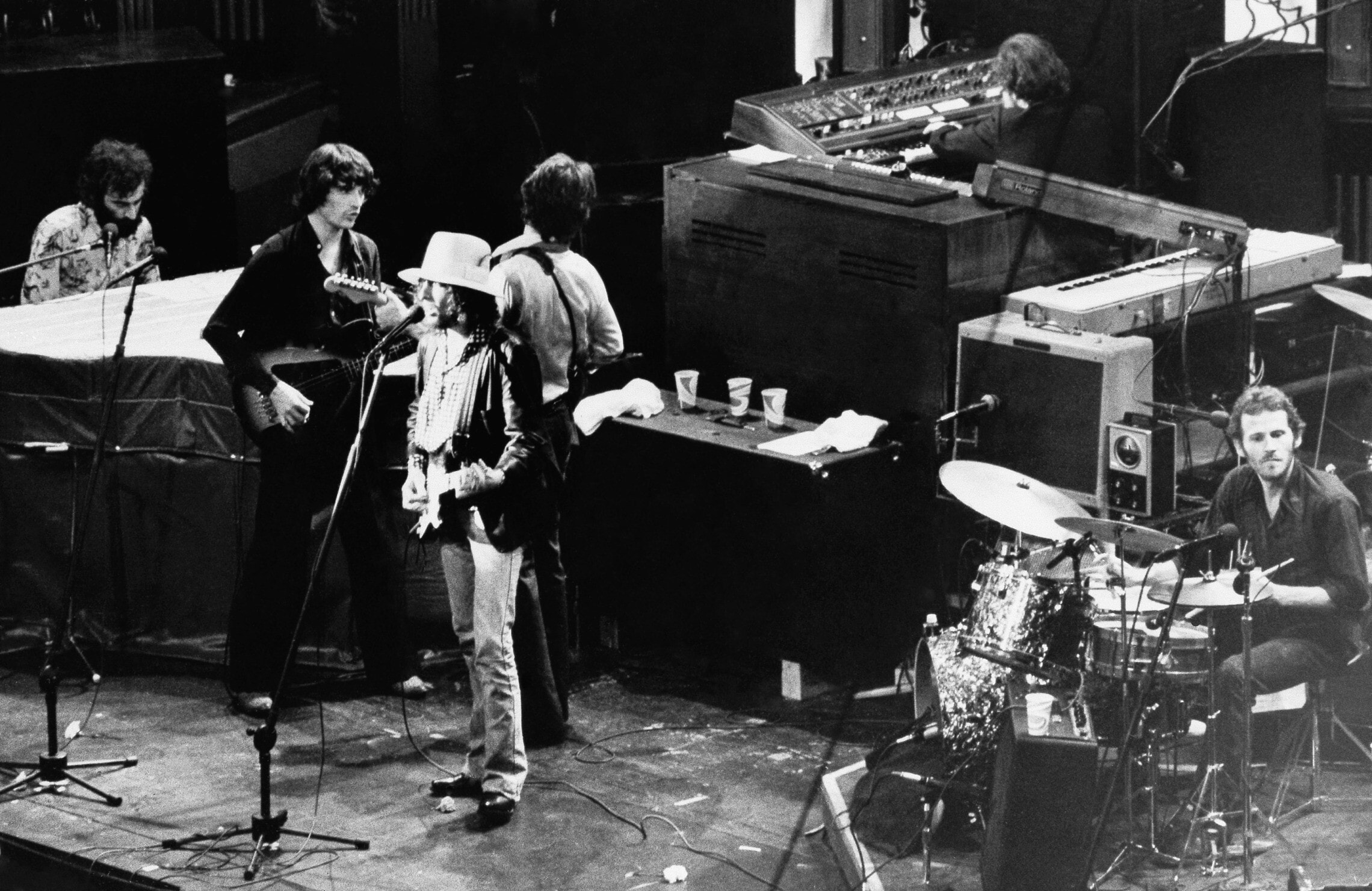 בוב דילן מופיע עם &quot;הלהקה&quot; בהופעה האחרונה של הלהקה באודיטוריום &quot;וינטרלנד&quot; בסן פרנסיסקו, 26 בנובמבר 1976. ההופעה הפכה לסרטו של מרטין סקורסזה &quot;הוואלס האחרון&quot; (צילום: AP Photo/JS)