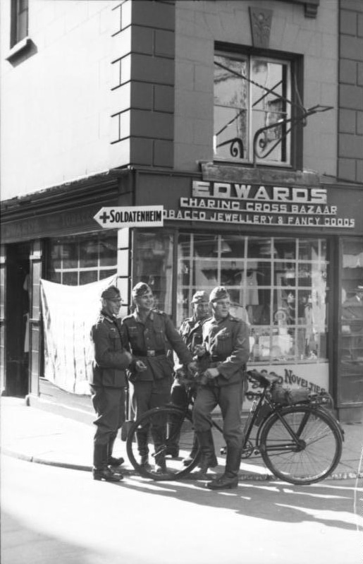 חיילים גרמנים עומדים בצומת רחובות בג&#039;רזי בתקופת כיבוש איי התעלה הבריטיים במלחמת העולם השנייה (צילום: Bundesarchiv Bild)