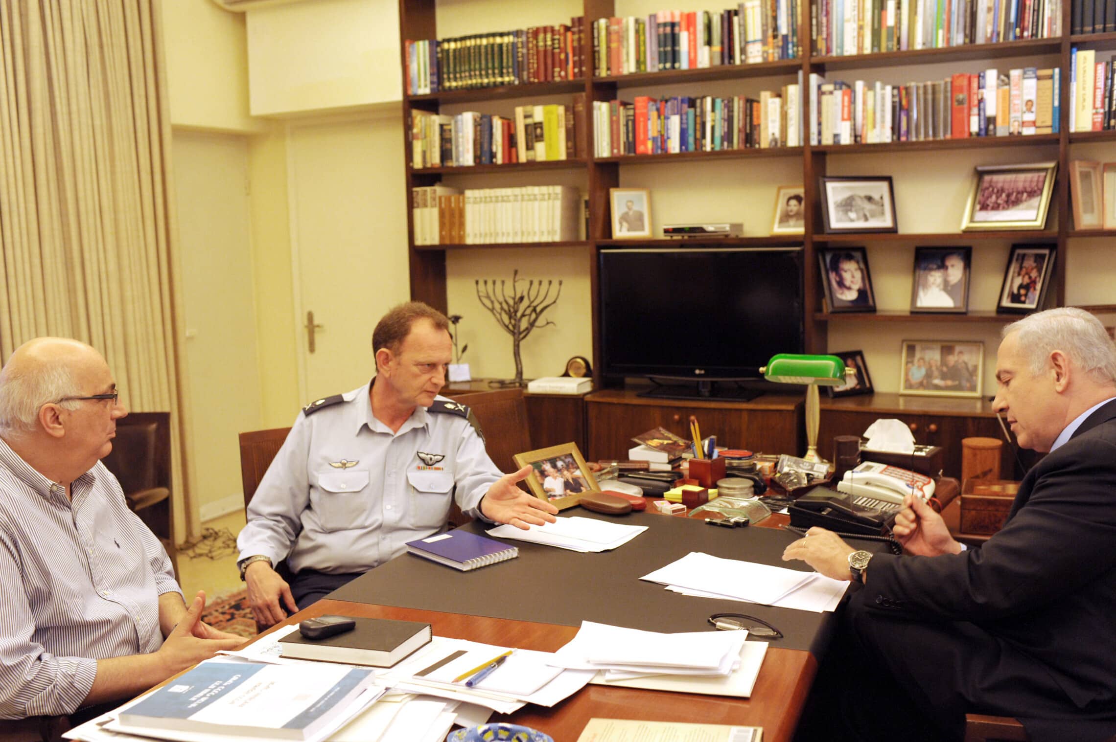 ראש הממשלה בנימין נתניהו בישיבה עם דוד מידן ועם המזכיר הצבאי יוחנן לוקר (צילום: Amos Ben Gershom, לע&quot;מ)