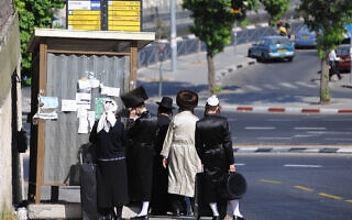 אילוסטרציה: חרדים ממתינים לאוטובוס בירושלים (צילום: Mendy Hechtman/Flash90) אילוסטרציה: חרדים ממתינים לאוטובוס בירושלים (צילום: Mendy Hechtman/Flash90)
