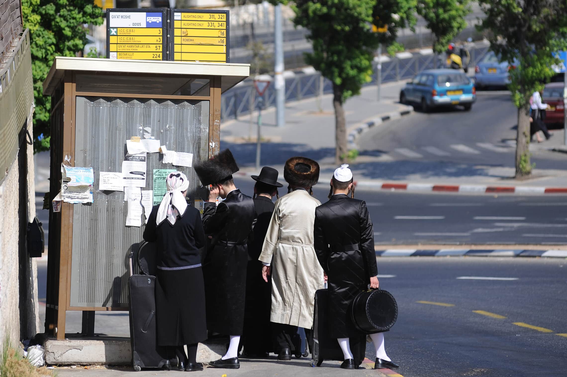 אילוסטרציה: חרדים ממתינים לאוטובוס בירושלים (צילום: Mendy Hechtman/Flash90)