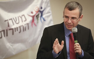 יריב לוין עם כניסתו לתפקיד שר התיירות, 18 במאי 2015 (צילום: הדס פרוש/פלאש90) יריב לוין עם כניסתו לתפקיד שר התיירות, 18 במאי 2015 (צילום: הדס פרוש/פלאש90)
