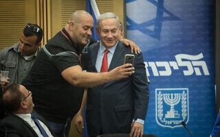 בנימין נתניהו ואיציק זרקא בחדר הסיעה של הליכוד בכנסת, 9 ביולי 2018 (צילום: הדס פרוש/פלאש 90) בנימין נתניהו ואיציק זרקא בחדר הסיעה של הליכוד בכנסת, 9 ביולי 2018 (צילום: הדס פרוש/פלאש 90)