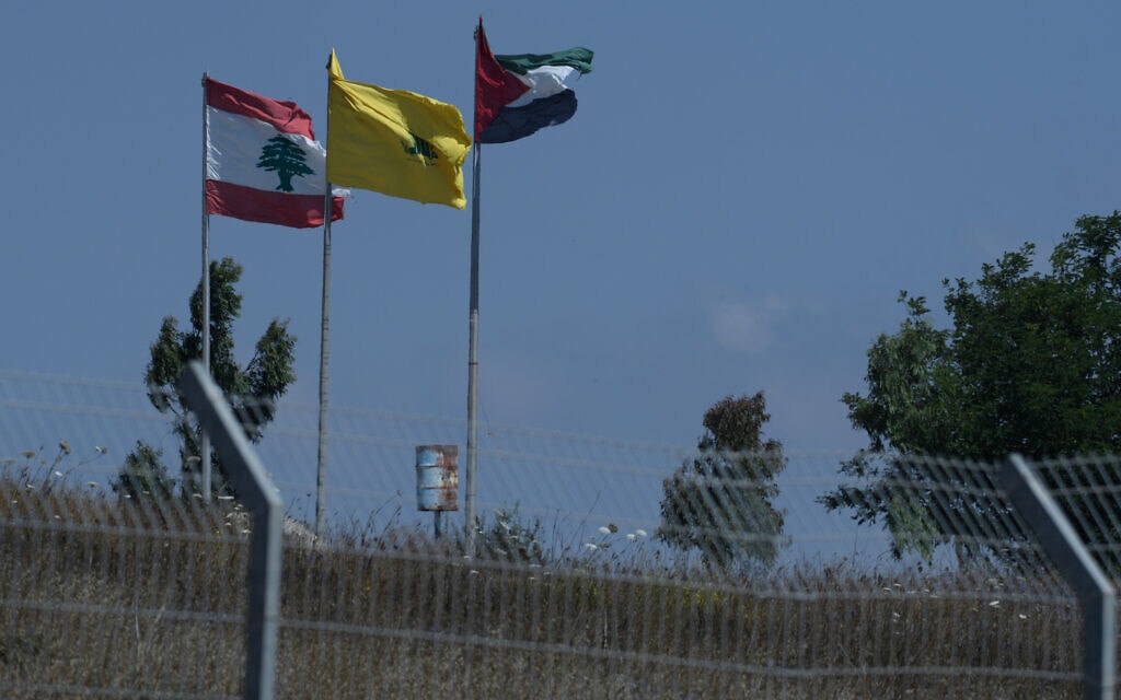 דגל חזבאללה באזור הגבול עם לבנון, 3 ביולי 2023 (צילום: Ayal Margolin/Flash90)