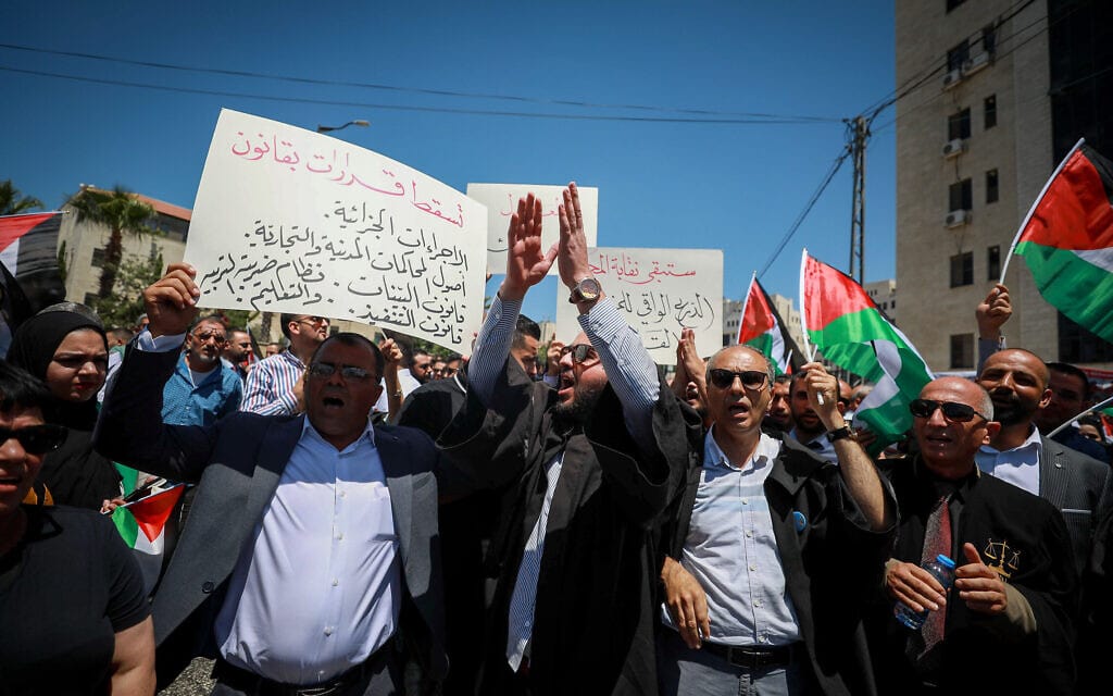 עורכי דין פלסטינים מפגינים מול משרד ראש הממשלה ברמאללה נגד הפרת עצמאותה של הרשות השופטת, 25 ביולי 2022 (צילום: פלאש90)