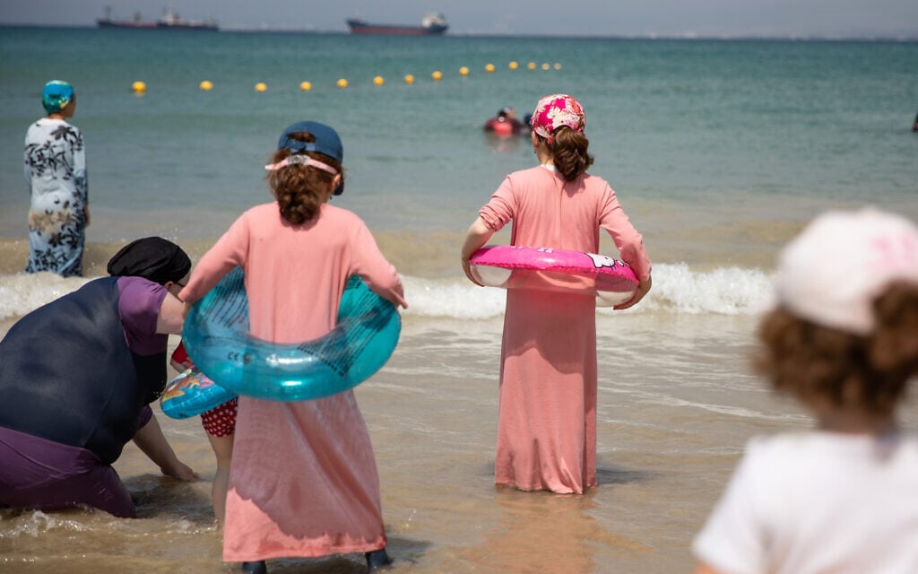 נשים חרדיות וילדיהן בחוף הנפרד בחיפה, אוגוסט 2022. אילוסטרציה (צילום: שיר טורם/פלאש90)