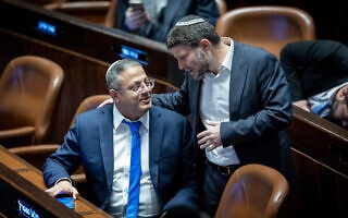 בצלאל סמוטריץ' ואיתמר בן גביר במליאת הכנסת ביום השבעת הממשלה, 29 בדצמבר 2022 (צילום: יונתן זינדל/פלאש90)