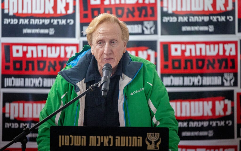 אליעד שרגא במסיבת עיתונאים באהל מחאה מול בית המשפט העליון. 2 בפברואר 2023 (צילום: Yonatan Sindel/Flash90) אליעד שרגא במסיבת עיתונאים באהל מחאה מול בית המשפט העליון. 2 בפברואר 2023 (צילום: Yonatan Sindel/Flash90)
