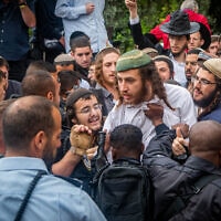 פעילים יהודים מתעמתים עם שוטרים בהפגנה נגד נוצרים ליד מרכז דוידסון בעיר העתיקה בירושלים, 28 במאי 2023 (צילום: Arie Leib Abrams/Flash90)