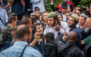 פעילים יהודים מתעמתים עם שוטרים בהפגנה נגד נוצרים ליד מרכז דוידסון בעיר העתיקה בירושלים, 28 במאי 2023 (צילום: Arie Leib Abrams/Flash90) פעילים יהודים מתעמתים עם שוטרים בהפגנה נגד נוצרים ליד מרכז דוידסון בעיר העתיקה בירושלים, 28 במאי 2023 (צילום: Arie Leib Abrams/Flash90)