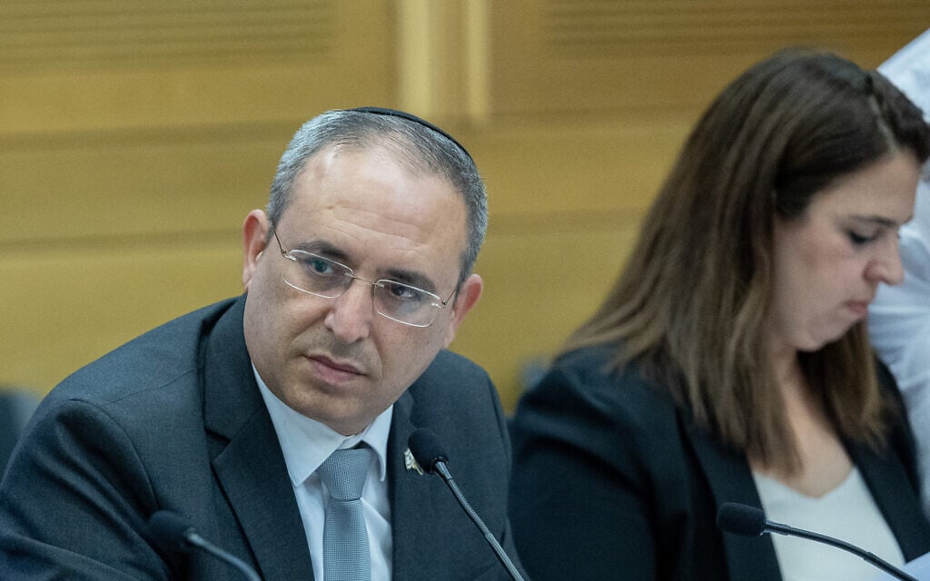 ח"כ אליהו רביבו בישיבת ועדה בכנסת, 12 ביוני 2023 (צילום: יונתן זינדל/פלאש90) ח"כ אליהו רביבו בישיבת ועדה בכנסת, 12 ביוני 2023 (צילום: יונתן זינדל/פלאש90)