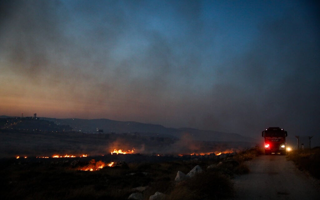 אש בוערת בשדה ליד הכפר קוסרא לאחר התנגשויות בין מתנחלים לפלסטינאים, 22 ביוני 2022 (צילום: פלאש90)