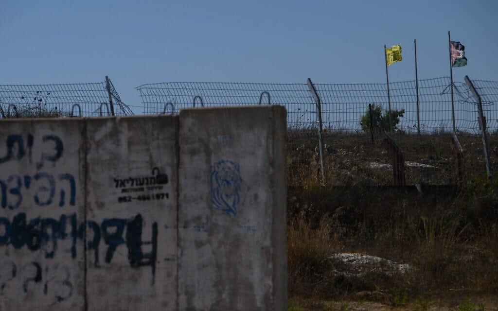 דגל חזבאללה מול מוצב צה"ל באזור קיבוץ ברעם, 19 ביולי 2023 (צילום: Ayal Margolin/FLASH90)