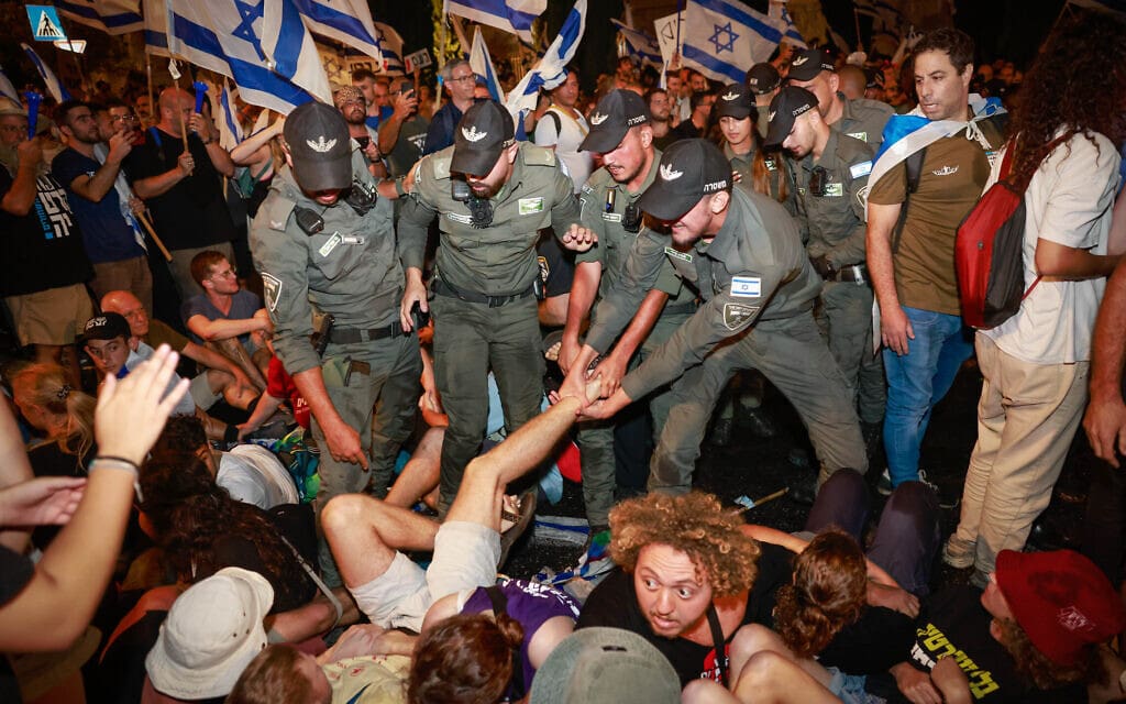 משטרה מתעמתת עם מפגינים נגד החקיקה המשפטית (צילום: Chaim Goldberg/Flash90)