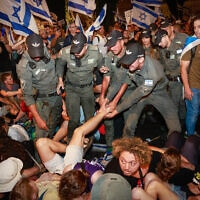 משטרה מתעמתת עם מפגינים נגד החקיקה המשפטית (צילום: Chaim Goldberg/Flash90)