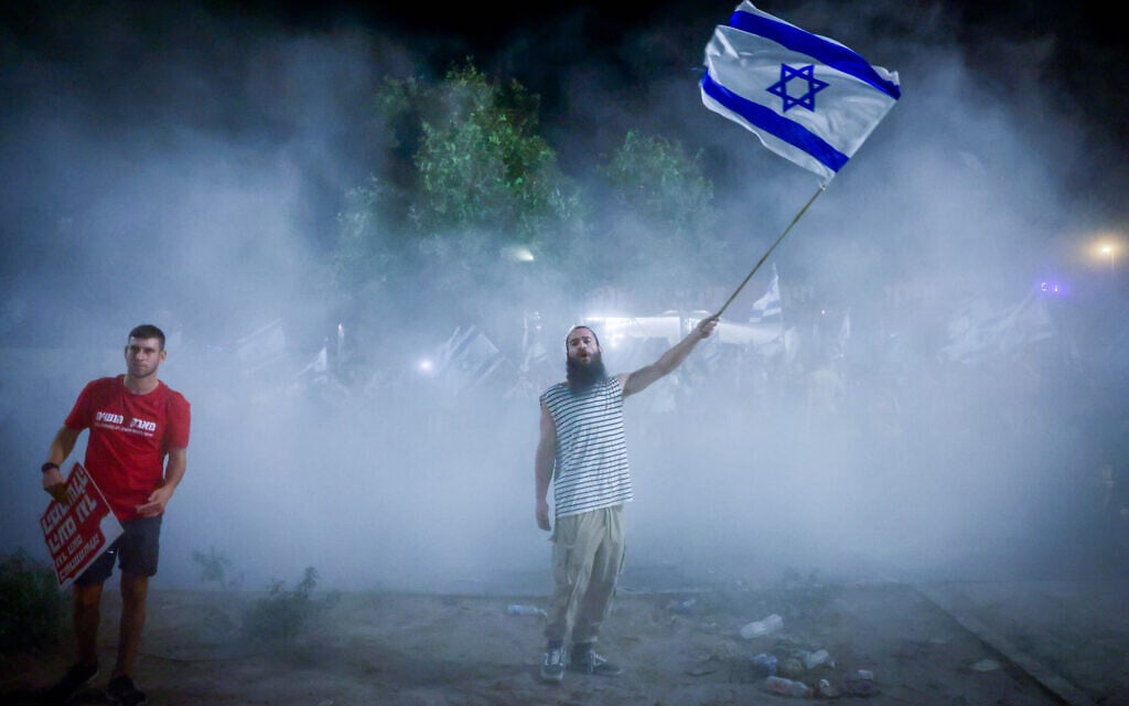 אילוסטרציה: מפגין נגד ההפיכה המשטרית ליד הכנסת, ירושלים, 24 ביולי 2023 (צילום: Chaim Goldberg/Flash90)
