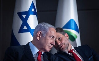 שר האוצר בצלאל סמוטריץ' לוחש באוזנו של ראש הממשלה בנימין נתניהו, 30 ביולי 2023 (צילום: Chaim Goldberg/Flash90) שר האוצר בצלאל סמוטריץ' לוחש באוזנו של ראש הממשלה בנימין נתניהו, 30 ביולי 2023 (צילום: Chaim Goldberg/Flash90)