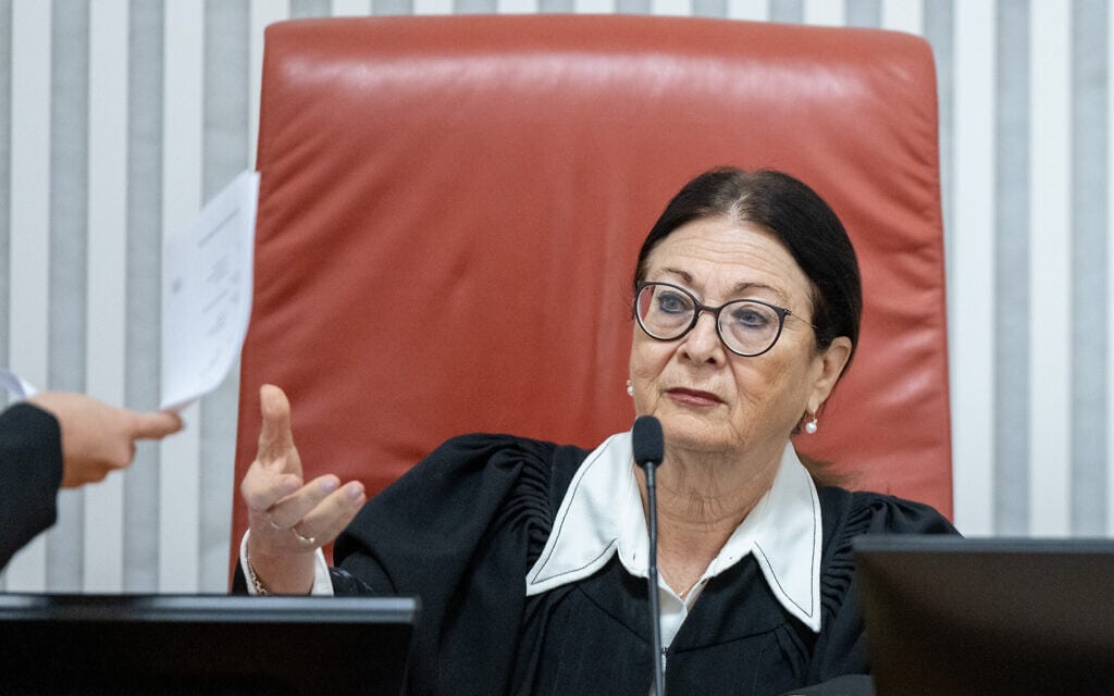 נשיאת בית המשפט העליון אסתר חיות בדיון על חוק הנבצרות, 3 באוגוסט 2023 (צילום: יונתן זינדל/פלאש90)