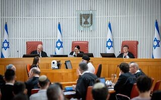 השופטים יצחק עמית, אסתר חיות ועוזי פוגלמן בדיון על חוק הנבצרות בבית המשפט העליון, 3 באוגוסט 2023 (צילום: יונתן זינדל/פלאש90) השופטים יצחק עמית, אסתר חיות ועוזי פוגלמן בדיון על חוק הנבצרות בבית המשפט העליון, 3 באוגוסט 2023 (צילום: יונתן זינדל/פלאש90)