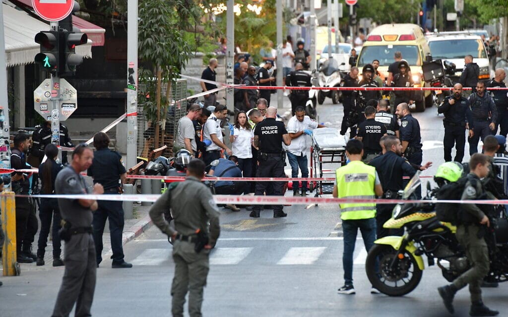 שוטרים ואנשי מגן דוד אדום בזירת הפיגוע בתל אביב, 5 באוגוסט 2023 (צילום: Avshalom Sassoni/Flash90) שוטרים ואנשי מגן דוד אדום בזירת הפיגוע בתל אביב, 5 באוגוסט 2023 (צילום: Avshalom Sassoni/Flash90)