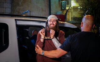 אלישע ירד נלקח למעצר אחרי מעורבותו באירוע האלים ליד הכפר בורקא בשטחים שבו נהרג הפלסטיני קוסאי מעטאן, 5 באוגוסט 2023 (צילום: חיים גולדברג/פלאש90) אלישע ירד נלקח למעצר אחרי מעורבותו באירוע האלים ליד הכפר בורקא בשטחים שבו נהרג הפלסטיני קוסאי מעטאן, 5 באוגוסט 2023 (צילום: חיים גולדברג/פלאש90)