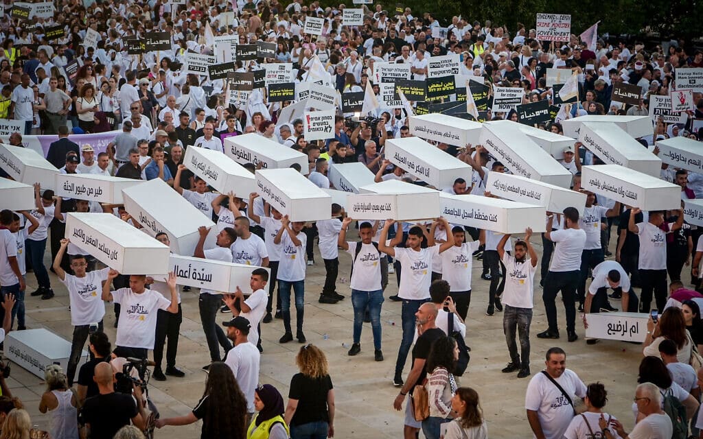 מפגינים נושאים ארונות קבורה במיצג מחאה בתל אביב נגד אוזלת היד של הרשויות בטיפול באלימות בחברה הערבית, 6 באוגוסט 2023 (צילום: אבשלום ששוני/פלאש90)