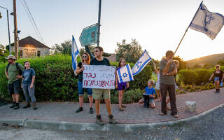 מפגינים מוחים במושב נווה אטי"ב, שבו נופש ראש הממשלה בנימין נתניהו, 7 באוגוסט 2023 (צילום: Ayal Margolin/Flash90) מפגינים מוחים במושב נווה אטי"ב, שבו נופש ראש הממשלה בנימין נתניהו, 7 באוגוסט 2023 (צילום: Ayal Margolin/Flash90)
