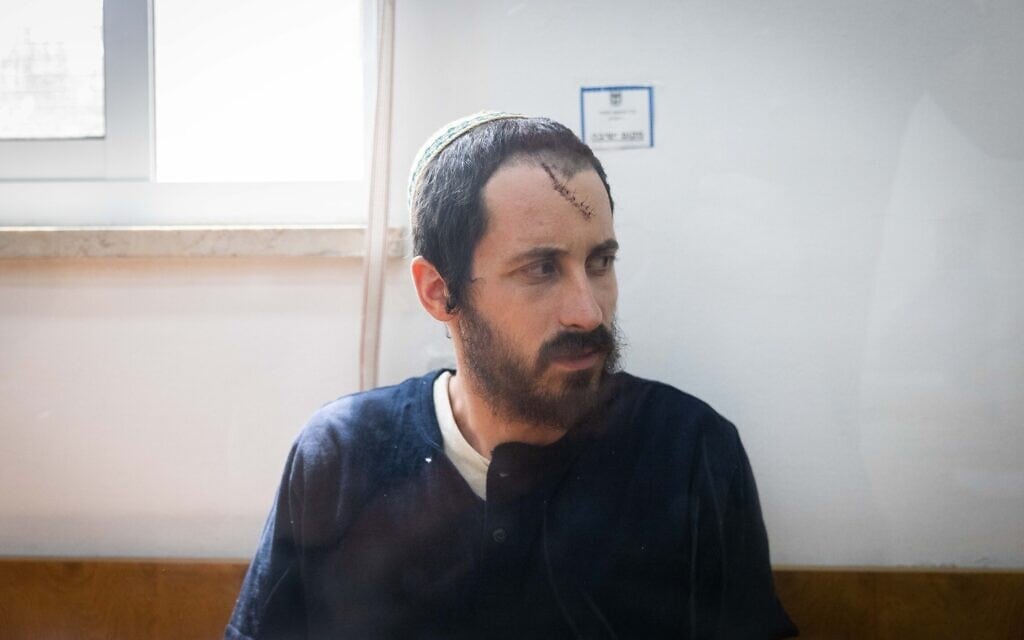 יחיאל אינדור, החשוד ברצח הפלסטיני קוסאי מעטאן בן ה־19 בעימות בכפר בורקה, בבית המשפט המחוזי בירושלים, 14 באוגוסט 2023 (צילום: Chaim Goldberg/Flash90) יחיאל אינדור, החשוד ברצח הפלסטיני קוסאי מעטאן בן ה־19 בעימות בכפר בורקה, בבית המשפט המחוזי בירושלים, 14 באוגוסט 2023 (צילום: Chaim Goldberg/Flash90)