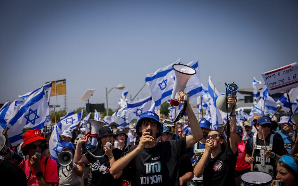 מפגינים, המתנגדים למהפכה המשפטית, מוחים בפתח תקווה ליד תחנת הרכבת הקלה קריית אריה, 17 באוגוסט 2023 (צילום: חיים גולדברג/פלאש 90) מפגינים, המתנגדים למהפכה המשפטית, מוחים בפתח תקווה ליד תחנת הרכבת הקלה קריית אריה, 17 באוגוסט 2023 (צילום: חיים גולדברג/פלאש 90)