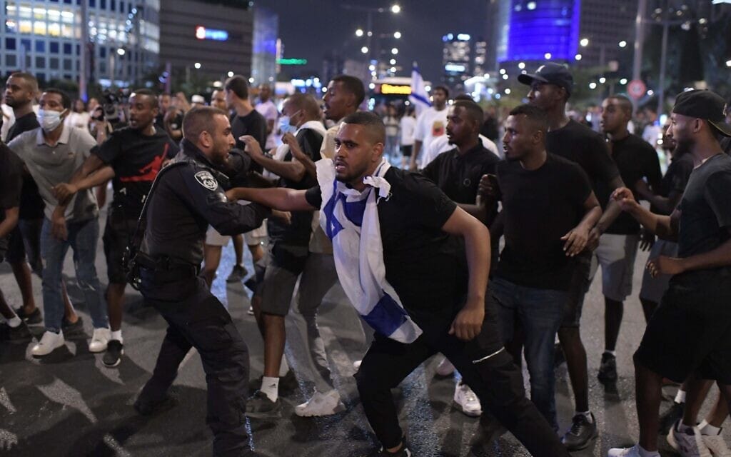 מפגינים מתעמתים עם שוטרים במחאה על הטיפול בחקירת הדריסה של רפאל אדנה ז"ל בן ה-4 בנתניה. 23 באוגוסט 2023 (צילום: Tomer Neuberg/Flash90)