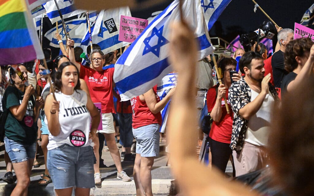הפגנה מול מחנה 80 במחאה על איסור שירת נשים. 27 באוגוסט 2023 (צילום: פלאש90) הפגנה מול מחנה 80 במחאה על איסור שירת נשים. 27 באוגוסט 2023 (צילום: פלאש90)