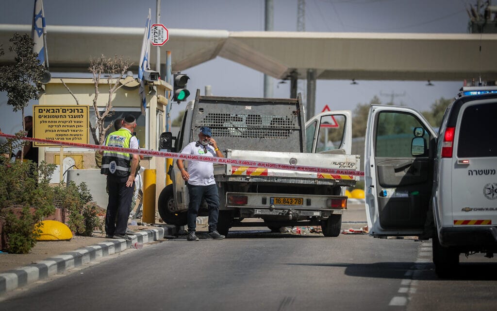 הטנדר מפיגוע הדריסה באזור מחסום חשמונאים לאחר הירי במחבל, 31 באוגוסט 2023 (צילום: ג׳אמל עוואד/פלאש90) הטנדר מפיגוע הדריסה באזור מחסום חשמונאים לאחר הירי במחבל, 31 באוגוסט 2023 (צילום: ג׳אמל עוואד/פלאש90)