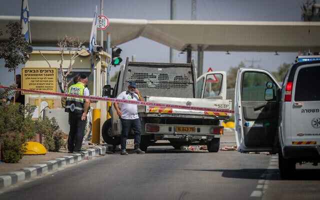 הטנדר מפיגוע הדריסה באזור מחסום חשמונאים לאחר הירי במחבל, 31 באוגוסט 2023 (צילום: ג'אמל עוואד/פלאש90) הטנדר מפיגוע הדריסה באזור מחסום חשמונאים לאחר הירי במחבל, 31 באוגוסט 2023 (צילום: ג'אמל עוואד/פלאש90)