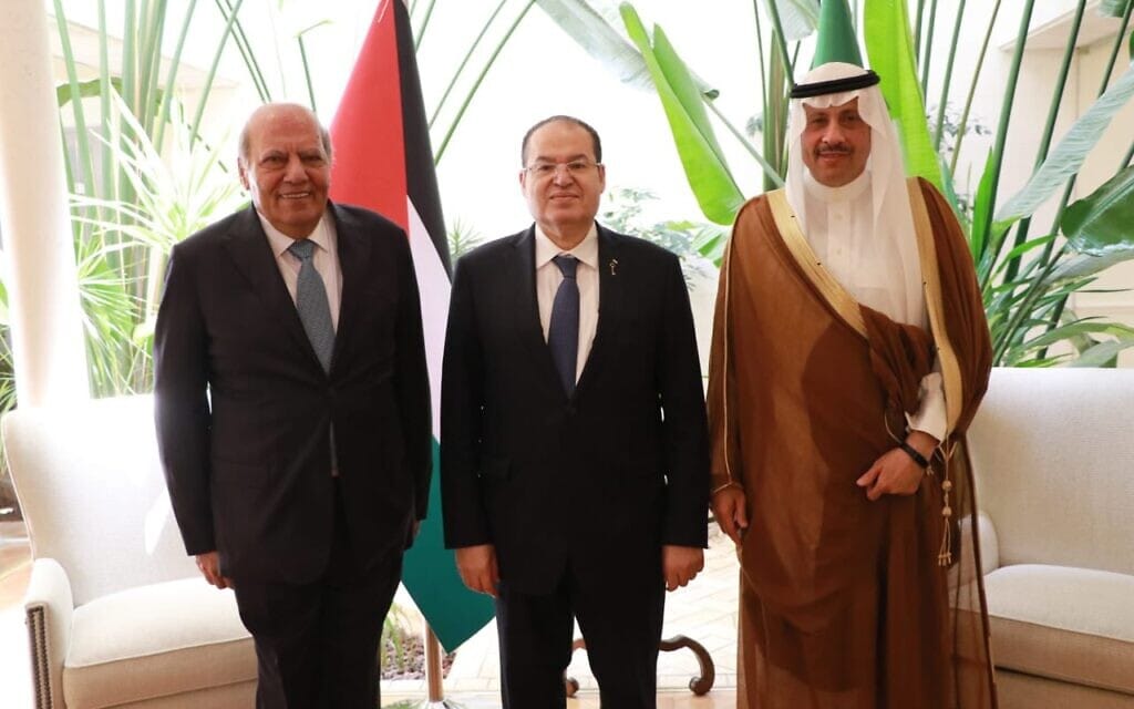 מימין: שגריר סעודיה בירדן נאיף אל סדירי, יועצו של אבו מאזן מג'די ח'אלדי, והשגריר הפלסטיני בירדן אטאללה קאירי. 12 באוגוסט 2023 (צילום: מתוך הטוויטר של שגרירות סעודיה בירדן)