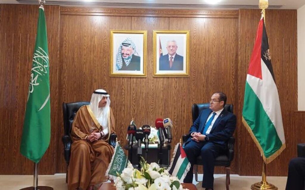 השגריר הסעודי בירדן, נאיף בן בנדר א־סדירי מוסר ליועצו של אבו מאזן מג&#039;די אל־חלידי כתב אמנה, 12 באוגוסט 2023 (צילום: שגרירות סעודיה בירדן)
