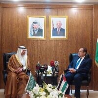 השגריר הסעודי בירדן, נאיף בן בנדר א־סדירי מוסר ליועצו של אבו מאזן מג'די אל־חלידי כתב אמנה, 12 באוגוסט 2023 (צילום: שגרירות סעודיה בירדן)