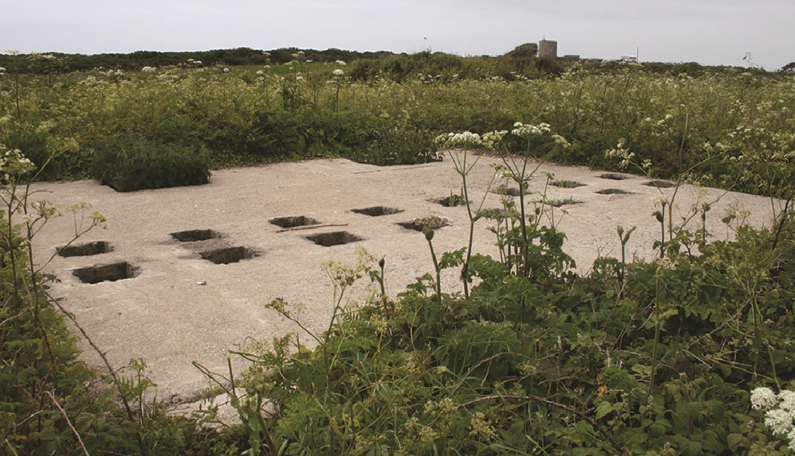שרידי בית השימוש של האסירים במחנה הריכוז סילט באי אולדרני (צילום: המרכז לארכיאולוגיה, אוניברסיטת סטנדפורשייר/ באמצעות הוצאת Antiquity)