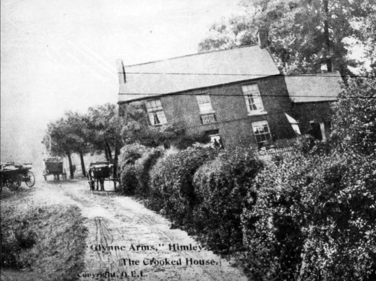 גלויה משנת 1904 עם צילום של &quot;הבית העקום&quot; (צילום: רשות הציבור)
