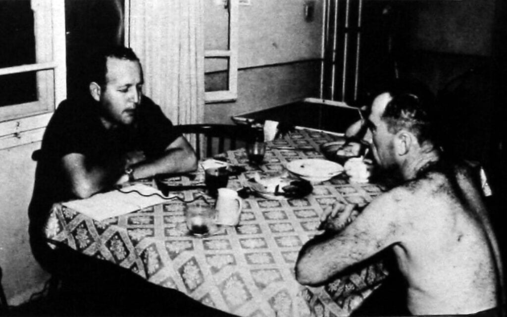 אורי מילשטיין (משמאל) בביתו של רפאל איתן (רפול) באוקטובר 1968 (צילום: שלמה ערד)