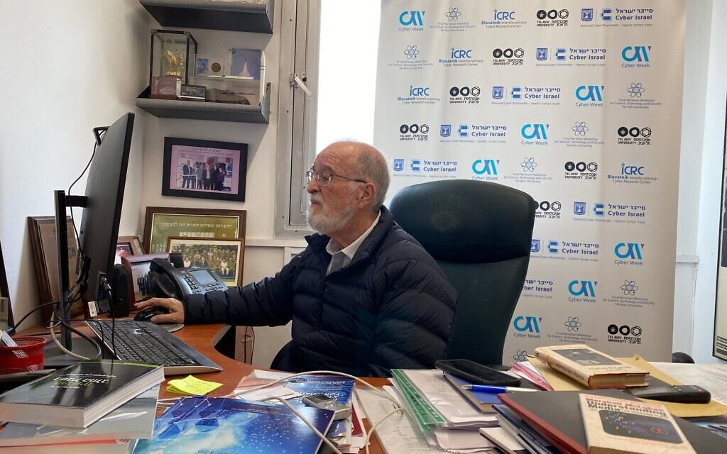 פרופסור יצחק בן־ישראל במשרדו באוניברסיטת תל אביב, 28 בדצמבר 2021 (צילום: שושנה סלומון)
