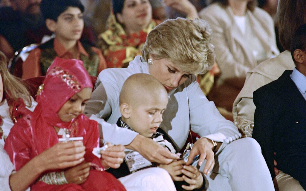 הנסיכה דיאנה מבקרת בבית חולים לילדים חולי סרטן בלאהור בפקיסטן, 22 בפברואר 1996 (צילום: AFP)