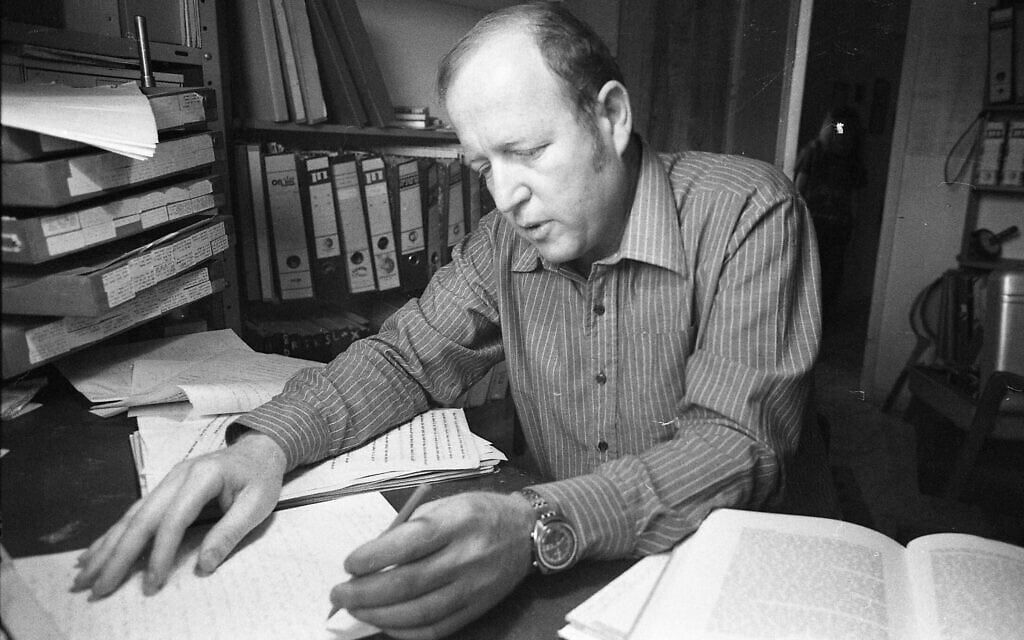 ד&quot;ר אורי מילשטיין בחדר העבודה בביתו ברמת אפעל ב-1982 (צילום: IPPA, אוסף דן הדני, הספרייה הלאומית)