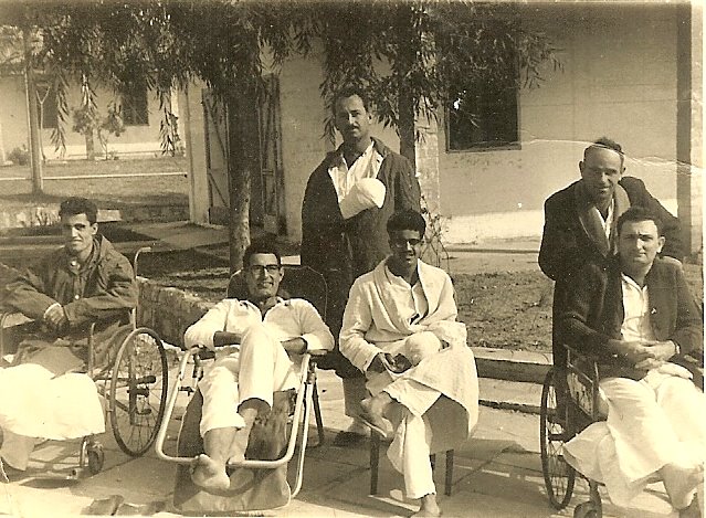 אבנר מיברג (עומד במרכז) מחלים אחרי תאונת עבודה במאפיה שבה איבד אצבע ביד, בסביבות 1960 (צילום: מתוך האלבום המשפחתי)
