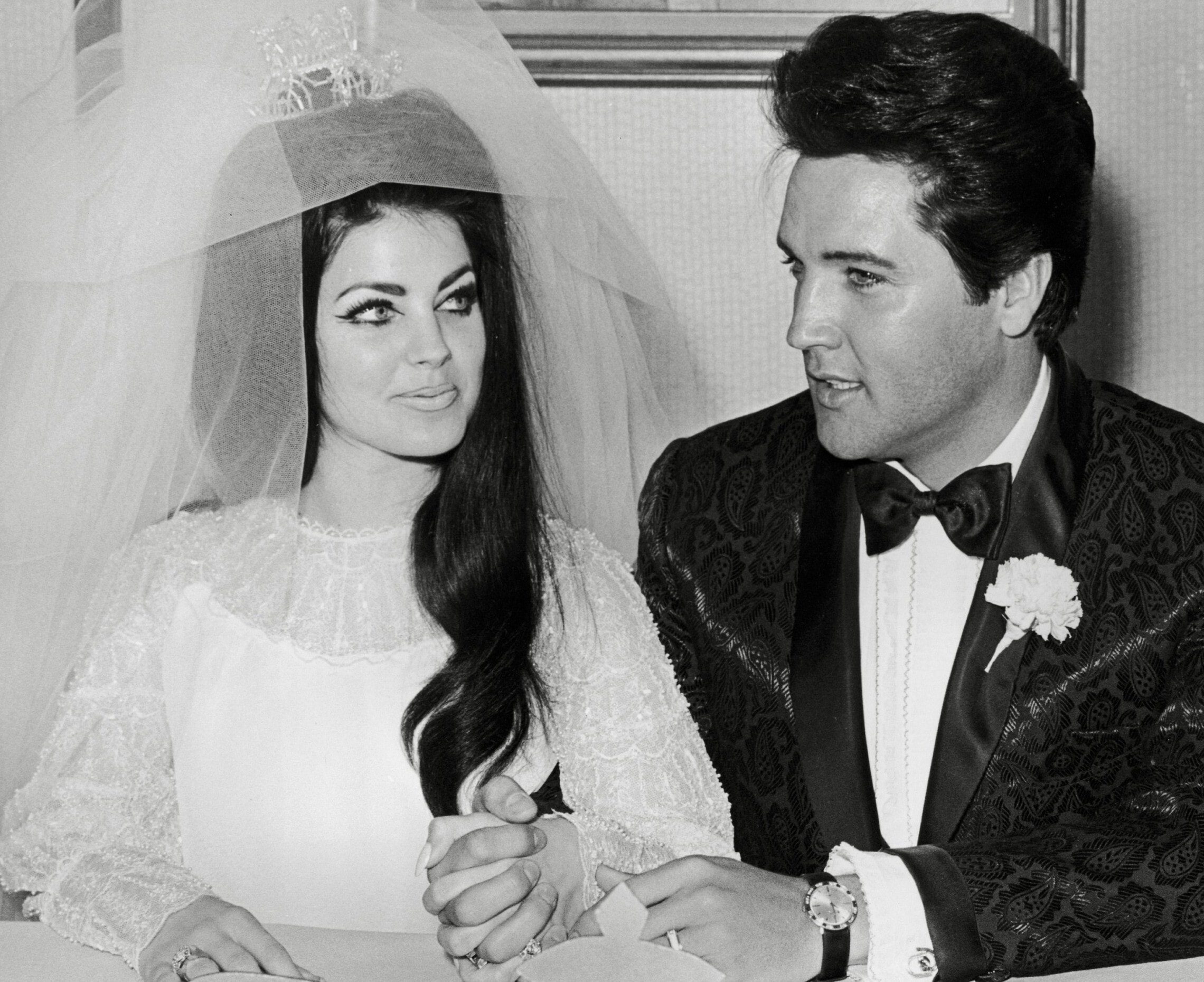 אלביס ופריסילה פרסלי ביום חתונתם במלון אלאדין בלס וגאס, 1 במאי 1967 (צילום: PictureLux / The Hollywood Archive / Alamy)