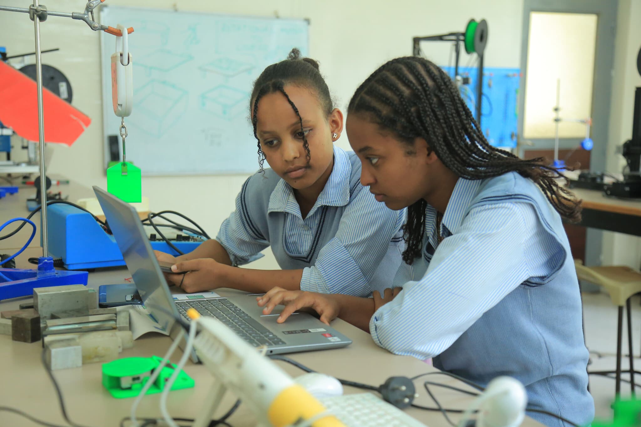 פנט גוסה וקלקידאן אשטיו עובדות על פרויקט EZ Registration במרכז STEMpower בפוקה שבבישופטו, אתיופיה, יולי 2023 (צילום: באדיבות STEMpower)